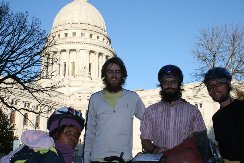 USA, Madison, Wisconsin - With the Wisconsin State Capital building, the center of town on the ismus between Lake Mendota and La