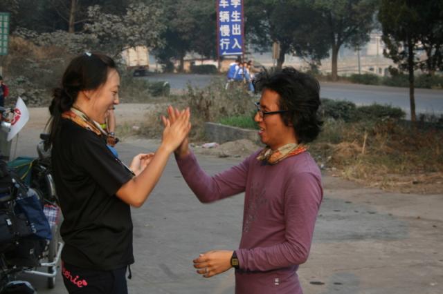 Kuang Sup & Su Ji playing games on break