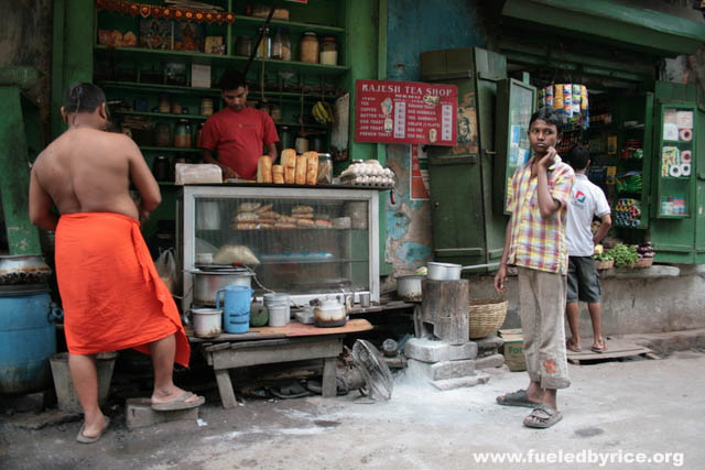 India, Kolcatta - Kolcatta and most of India has plenty of street food. Chai, or milk/sugar tea, is an extremely popular drink. 
