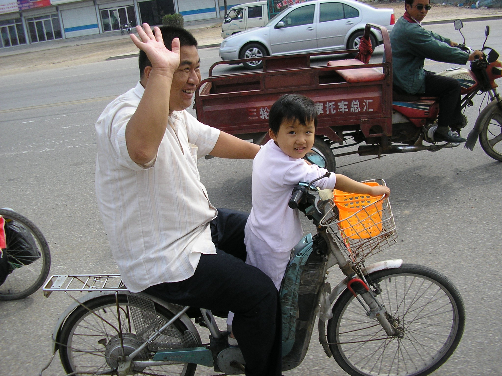 Our kind escort out of Yucheng City, showing us the way to S101 (Provincial road 101).  He met us at our hotel, and freely offer