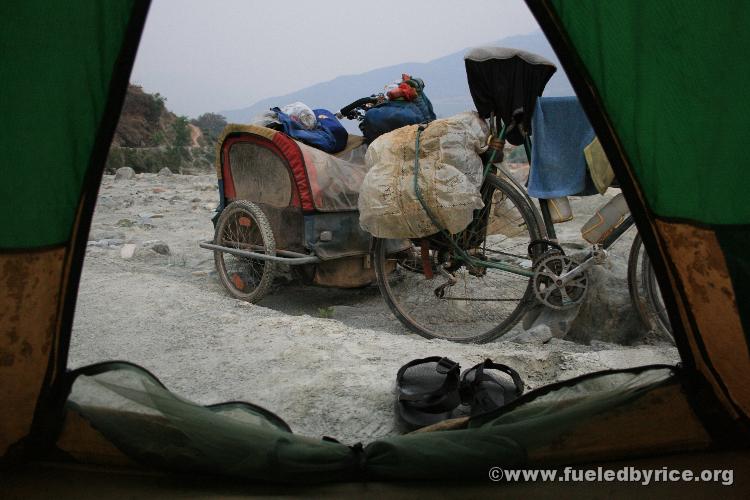 Nepal, Himalayan foothills, Sindhuli area backroad to Kathmandu - We follwed the road down to the river, and lucky us, there was