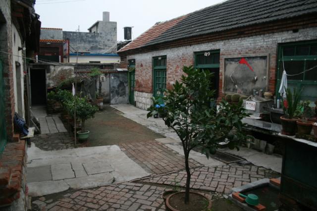 Qufu City, our Lu Guan didn't have a shower room, just a concrete trof in the courtyard for a splash bath.  Just fine for us tho
