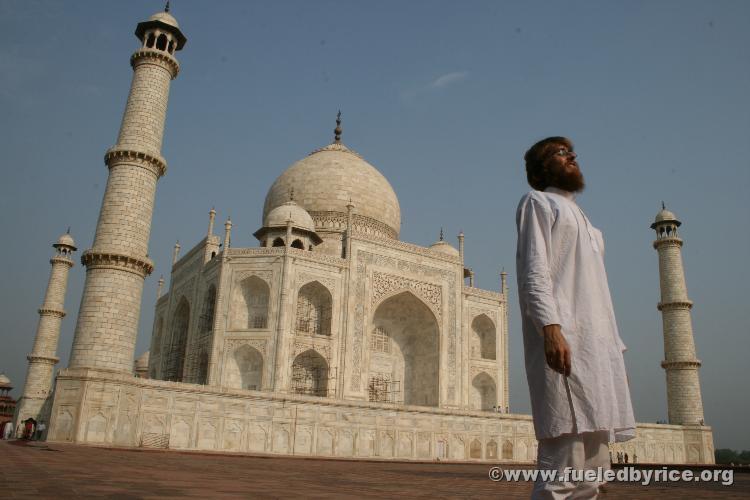 Taj ın AM wıth Peter ın Indıan Kurta