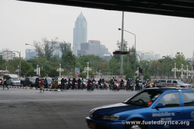 Thailand, Bangkok - Downtown wıth park: motor bıkes vs cars