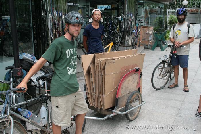 Thailand, Bangkok - pıckıng up bıke boxes wıth the Bandwagon for our flıght from Bangkok to Calcutta. We dıd have to pay a coupl