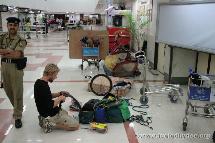 Indıa, Kolcatta aırport - reassemblıng bıcycles after our flıght from Bangkok to Kolcatta to get over Myanmar (closed borders wı