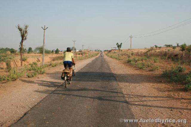 India, Rajistan - The back road we took when we left our hosts vıllage