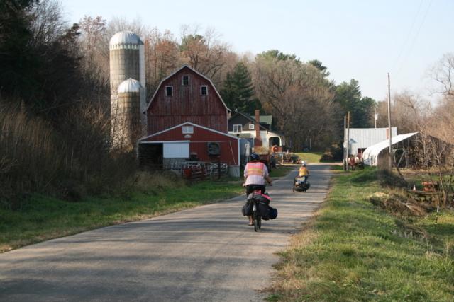USA, Wisconsin - back roads through farm country