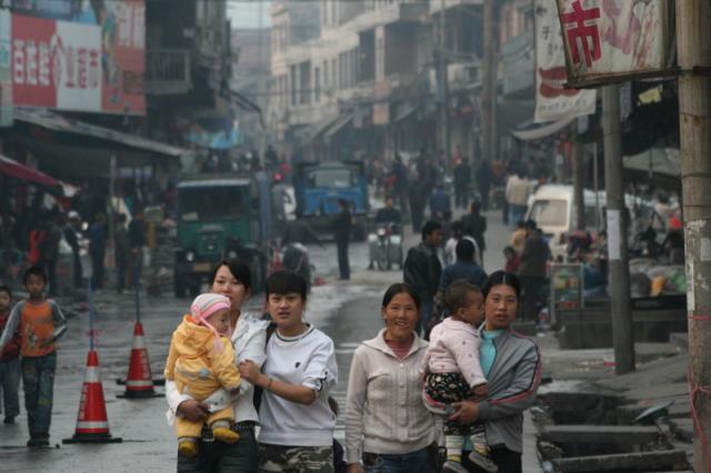 China, Guangdong Prov - Young women with children in a typical small Chinese city (Nov 2007) [Peter]
