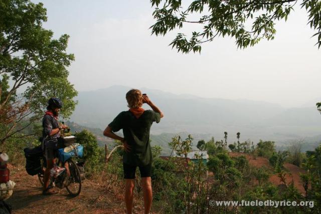 Nepal, moving SW from Pokhara - Breaktime! A long downhill for a change (10-20km). Different muscels get sore...like hands holdi