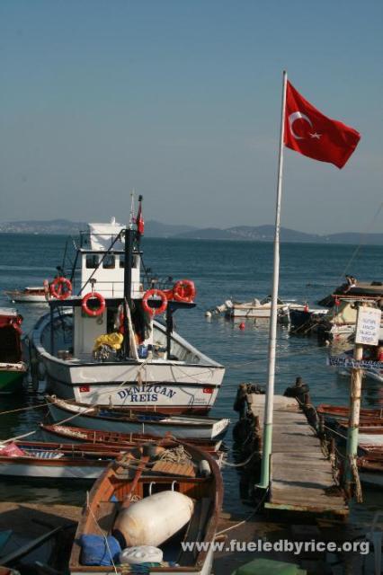 Türkiye, İstanbul Asia side - Türks really love their flag, it is EVERYWHERE.